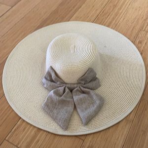 SOLD Gorgeous sun hat!!